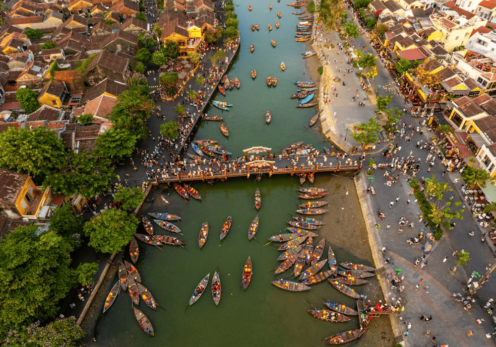 The ancient and serene beauty imbued with the colors of time in Hoi An Ancient Town, with its shimmering lantern-lit streets (Source: Pexels)